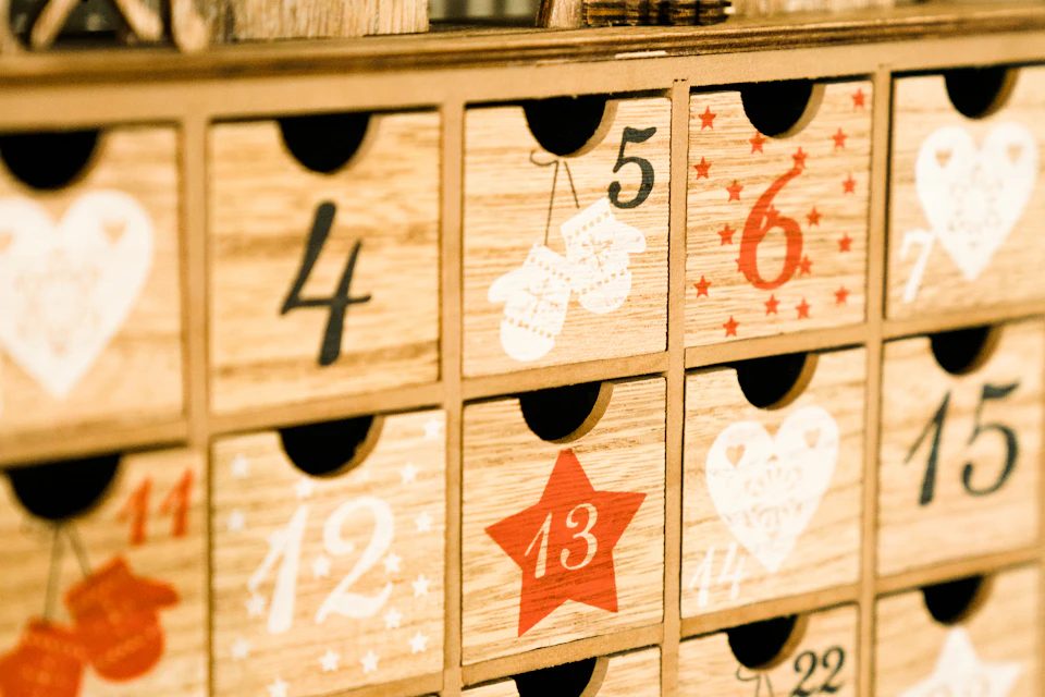 Adventskalender aus Holz mit nummerierten Türchen